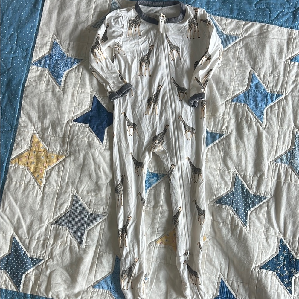 Kyte BABY White and Gray Giraffe Print Kids Footed Pajamas 6-12 Months